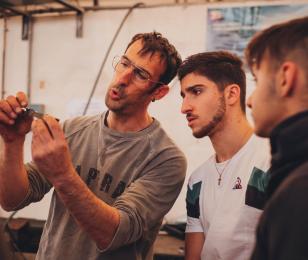Formateur en carrosserie et ses apprentis